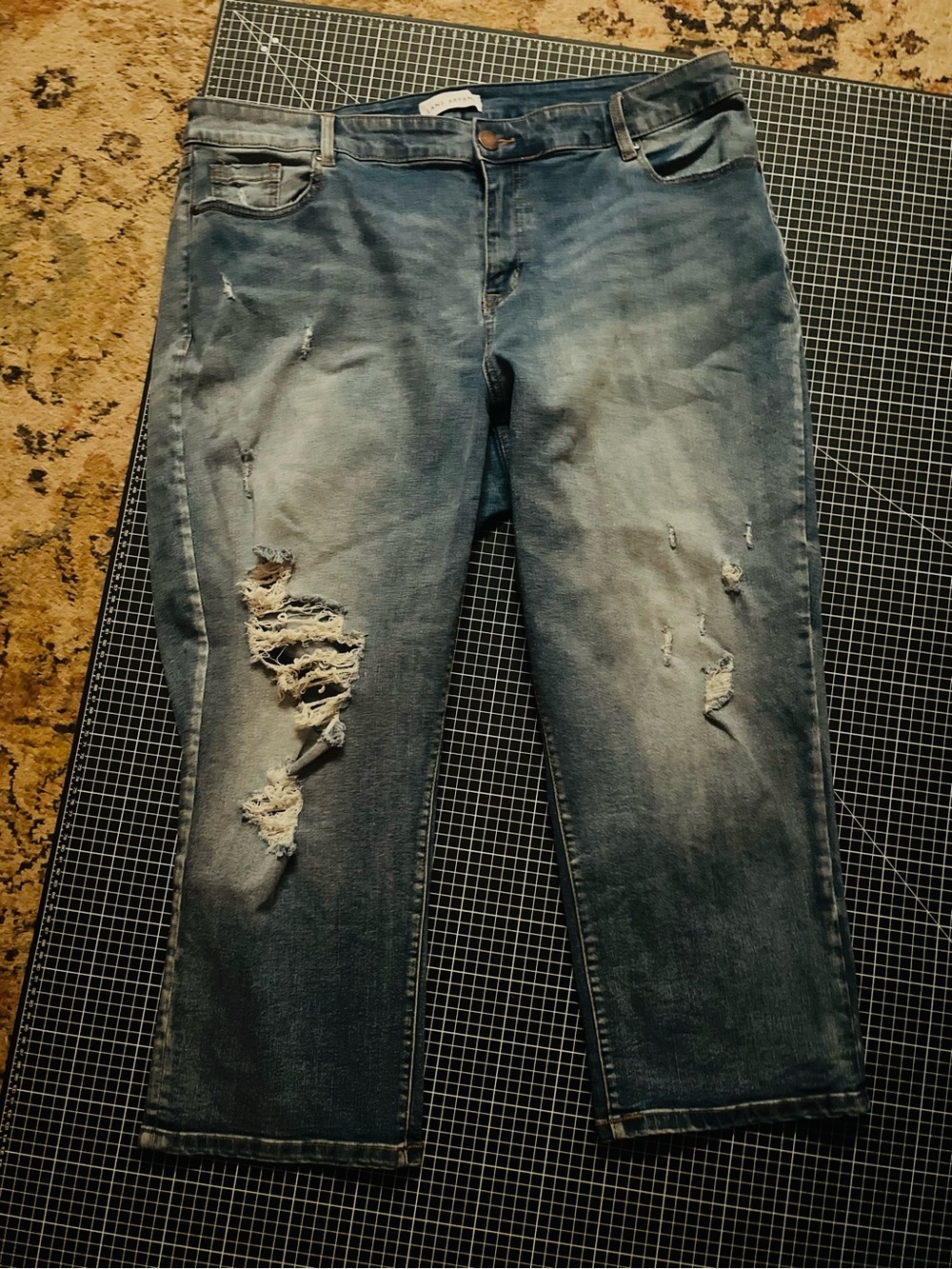 Women’s Distressed Blue Denim Jeans - Casual Ripped Style boyfriend capris